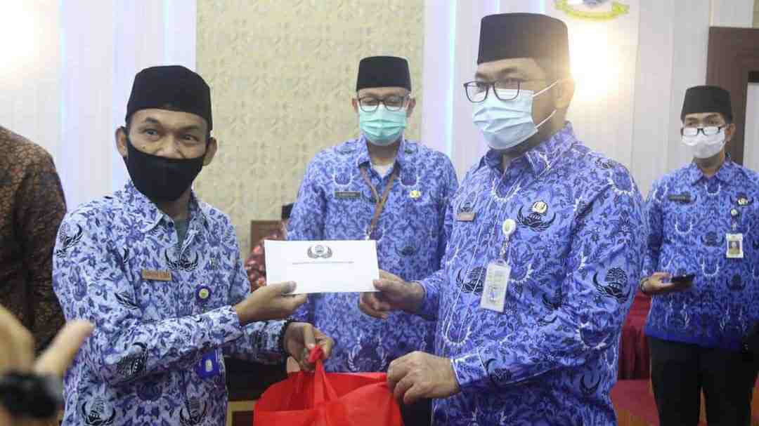 Sudirman saat serahkan bingkisan Hari Raya Idul Fitri 1442 H