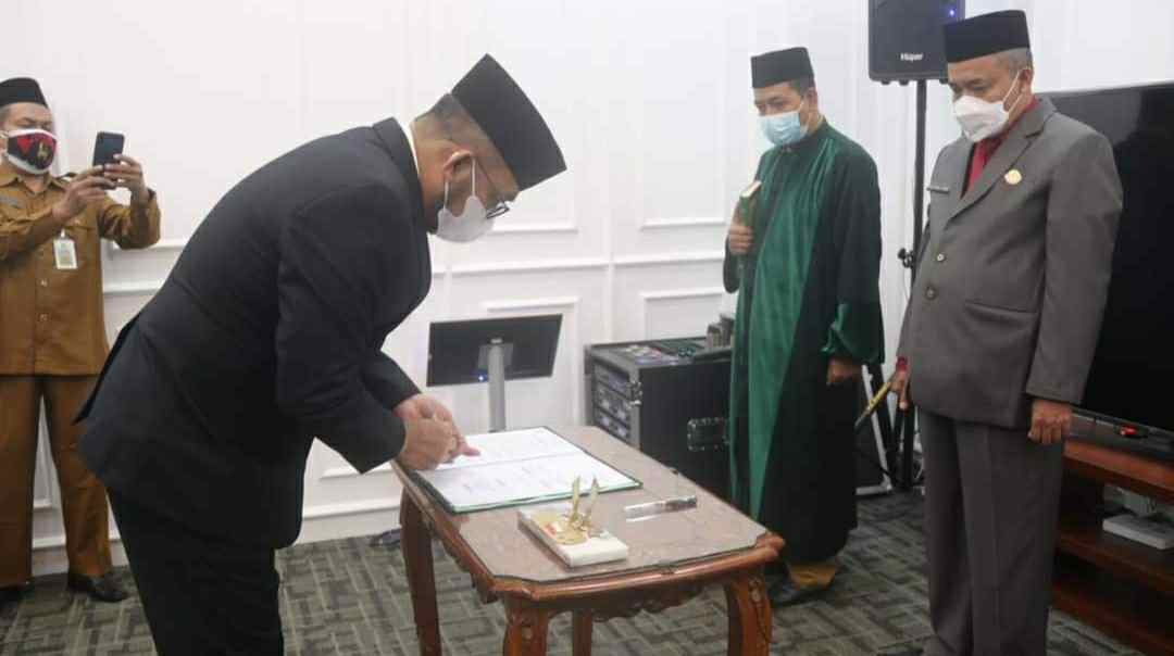 Sekda Jambi saat melantik mengambil sumpah pejabat fungsional lingkup Pemprov Jambi