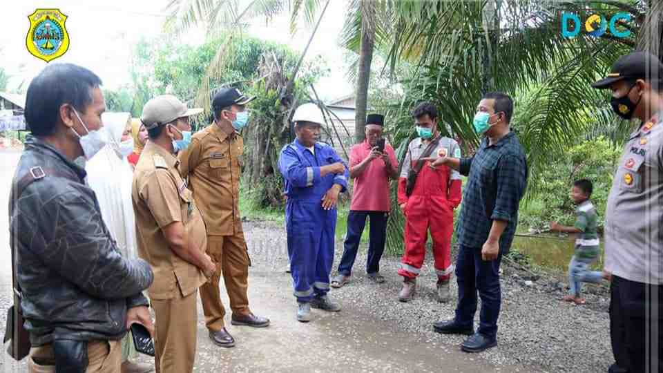 Bupati Romi saat meninjau pengerjaan jalan rigid beton CSR PetroChina