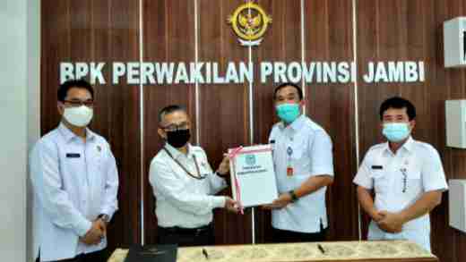 Asraf saat serahkan LKD Pemkab Kerinci