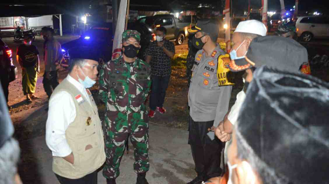 Al Haris bersama Kapolres dan Dandim saat memantau aktivitas posko perbatasan