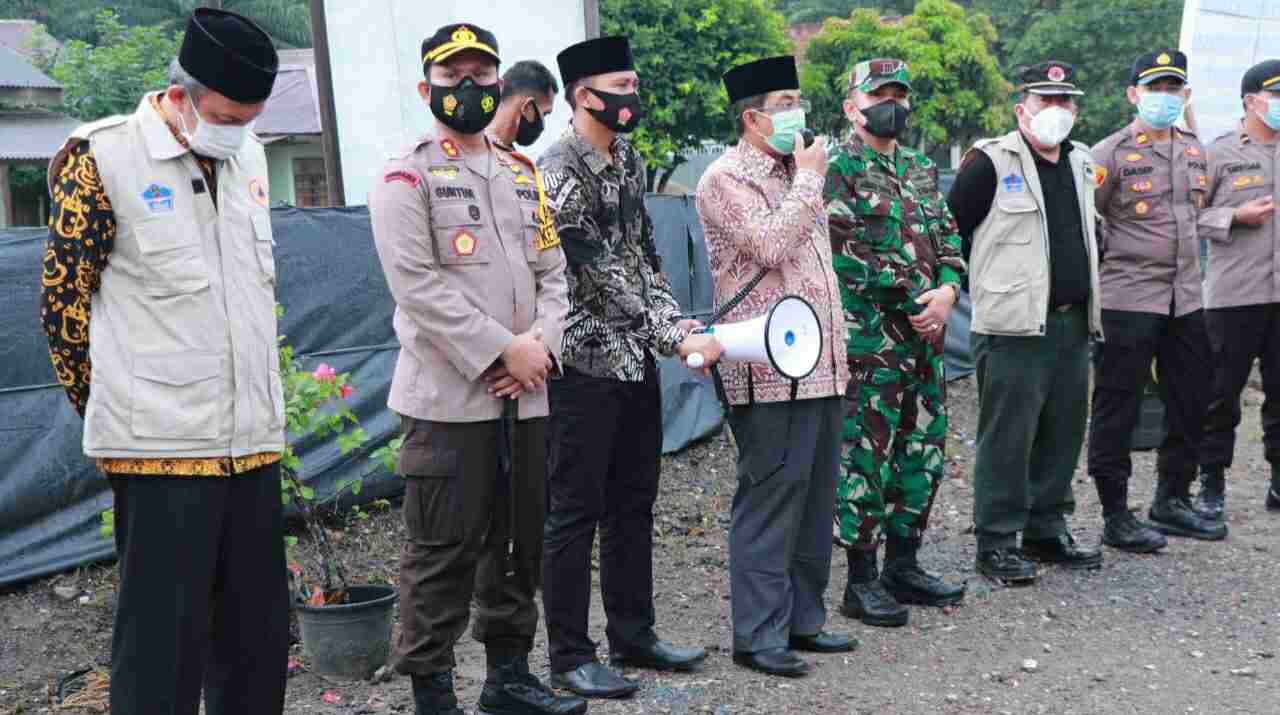 Bupati, Dandim dan Kapolres Tanjab Barat saat tinjau  posko penyekatan di Desa Suban