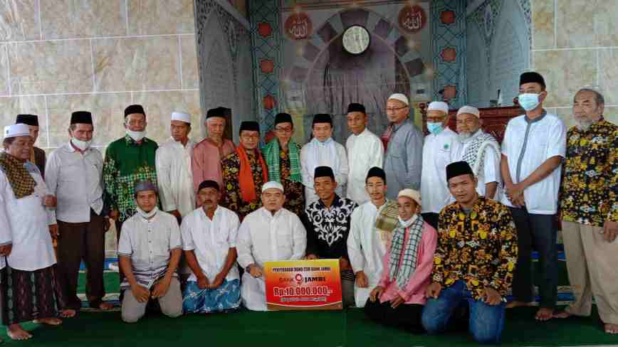 Al Haris saat sholat Jumat di Masjid At Tanwir Muhammadiyah Belakang Pasar Rakyat Kelurahan Pematang