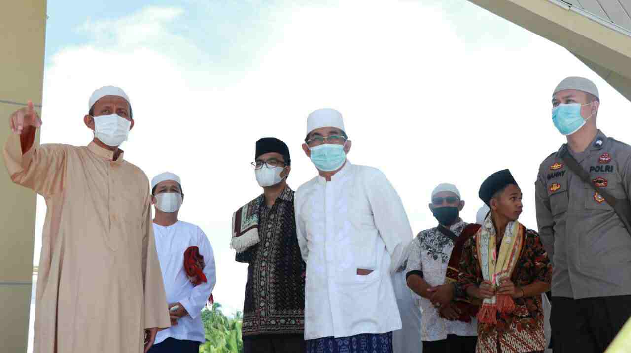 Anwar Sadat saat berkeliling meninjau bangunan Masjid Syeikh Utsman Kuala Tungkal 