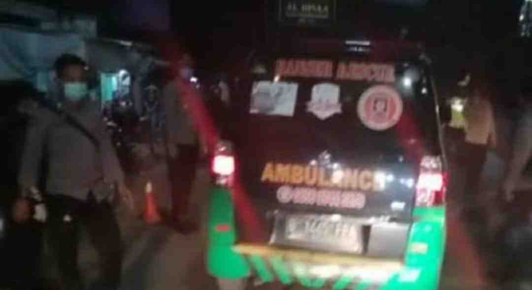 Ambulans yang bawa pemudik saat dicegat di Tol Cingkarang