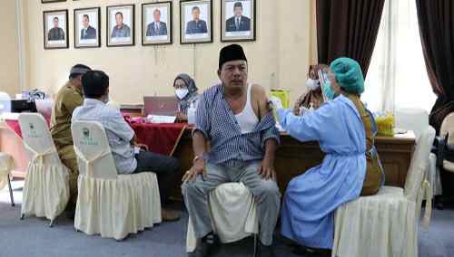 Seorang anggota DPRD Muaro Jambi saat menerima vaksinasi