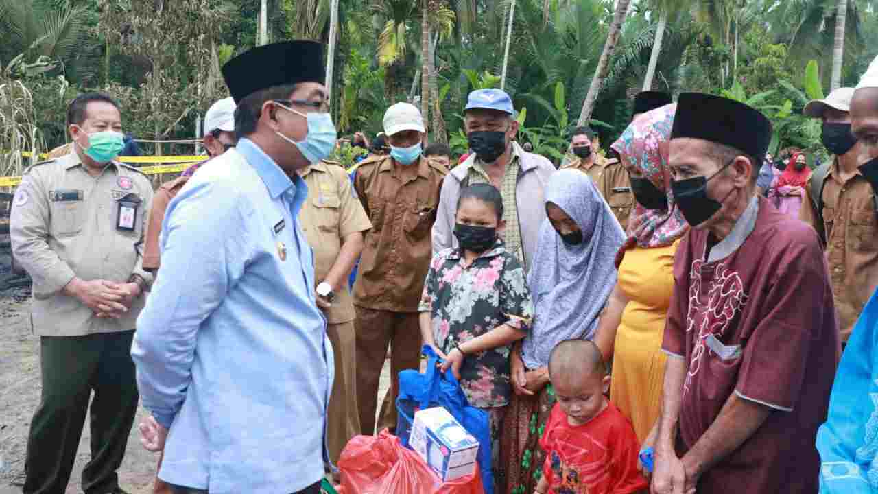Bupati Anwar Sadat saat tinjau kebakaran di Parit Cegat Desa Sialang