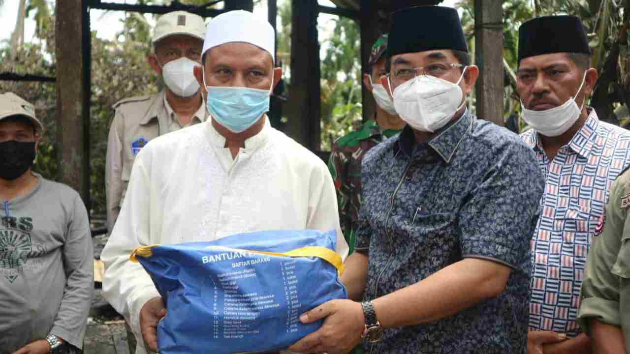 Bupati Anwar saat tinjau kebakaran di Parit Arman