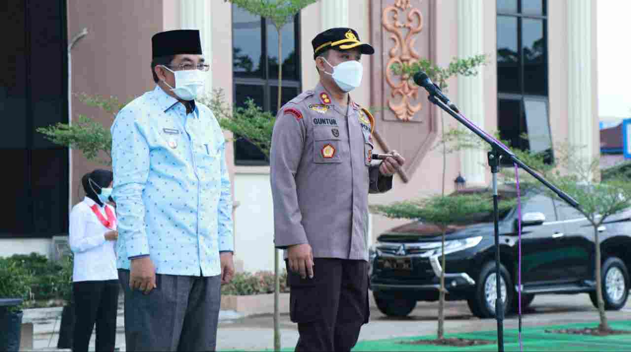 Anwar Sadat (kiri) dan Kapolres Tanjab Barat saat apel penyerahan hadiah lomba festival
