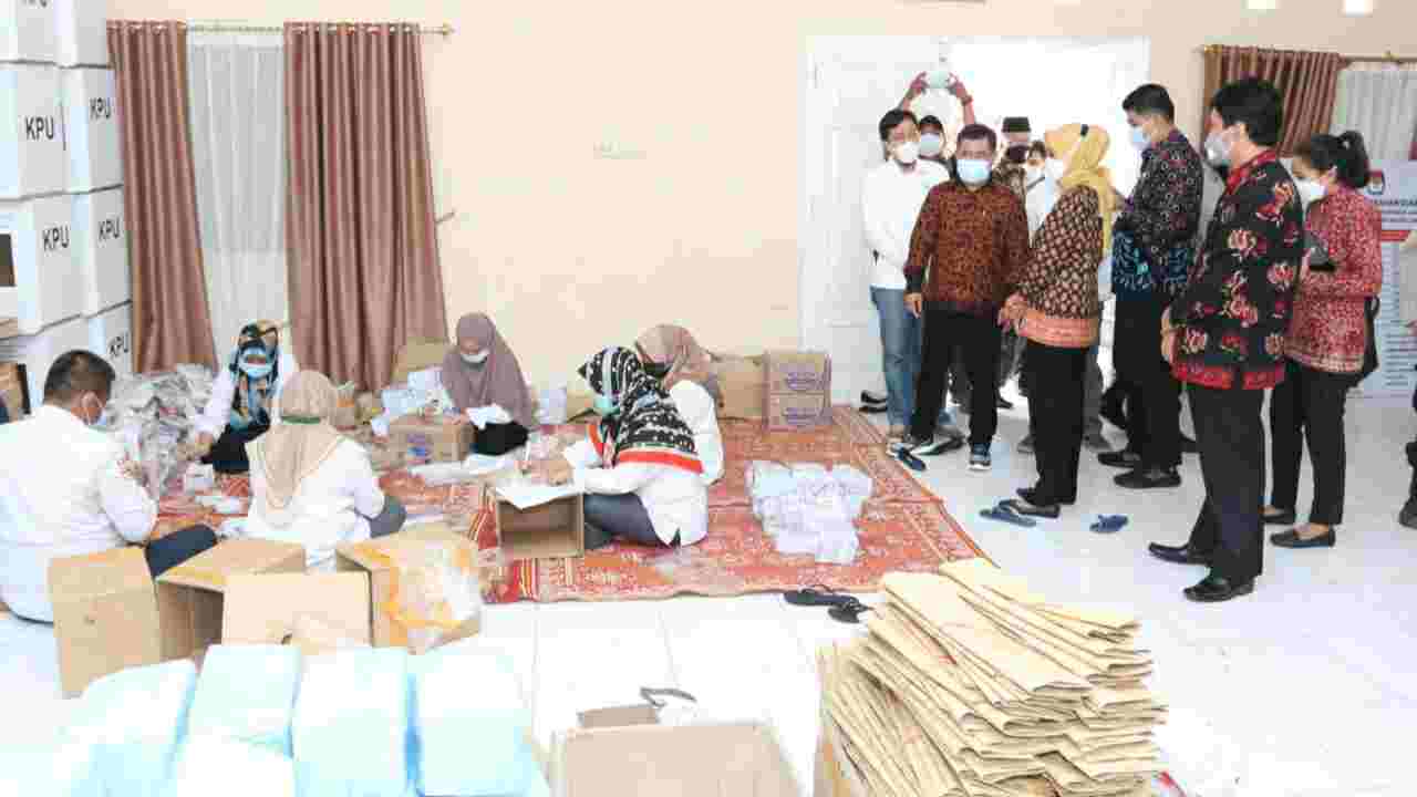 Pj Gubernur Jambi saat tinjau logistik KPU jelang PSU Pilgub Jambi