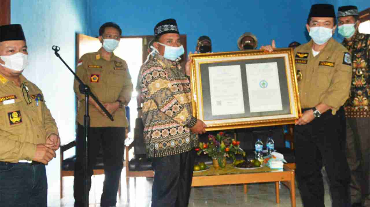 Al Haris saat serahkan sertifikat kopi robusta