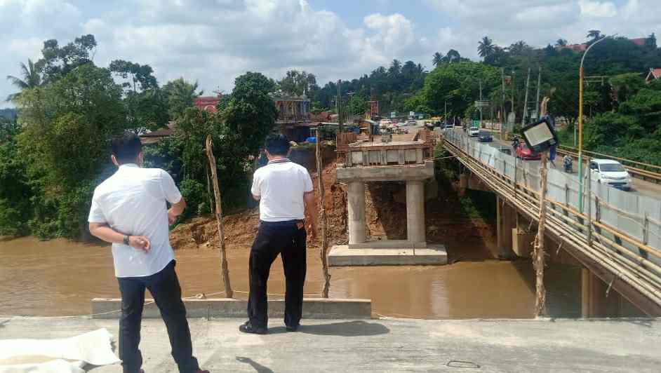 Al Haris saat meninjau jembatan jalan nasional di Merangin