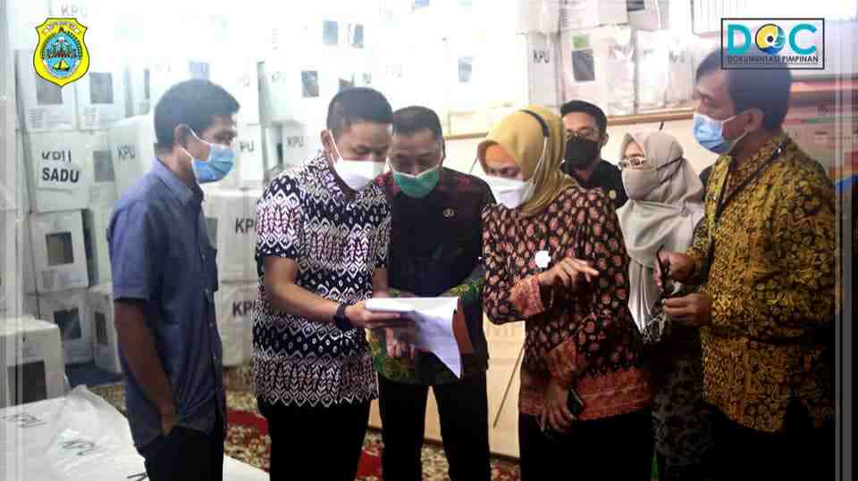 Sekda saat dampingi Pj Gubernur Jambi tinjau logistik PSU di KPU Tanjab Timur