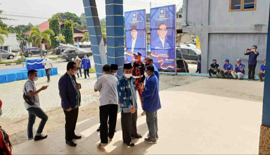 Al Haris-Abdullah Sani saat tiba di rumah PAN Provinsi Jambi