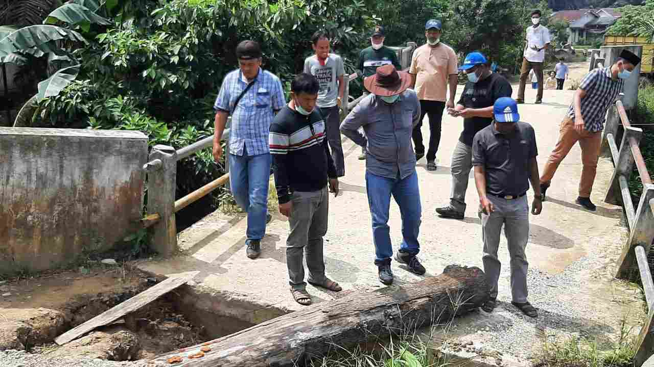 Wabup Hairan saat tinjau jembatan yang rusak di Desa Intan Jaya