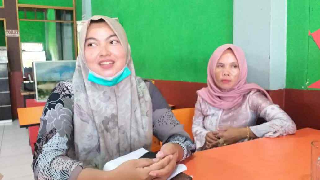 HONORER: Sefvi Ani dan Gustina, dua di antara puluhan pegawai honorer yang diputus kontrak kerjanya.