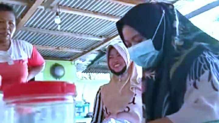 Petugas saat antar undangan pencoblosan PSU Pilgub Jambi