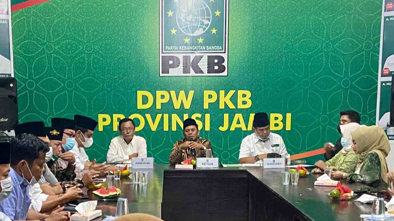 Ketua DPW PKB Provinsi Jambi, Sofyan Ali (tengah)