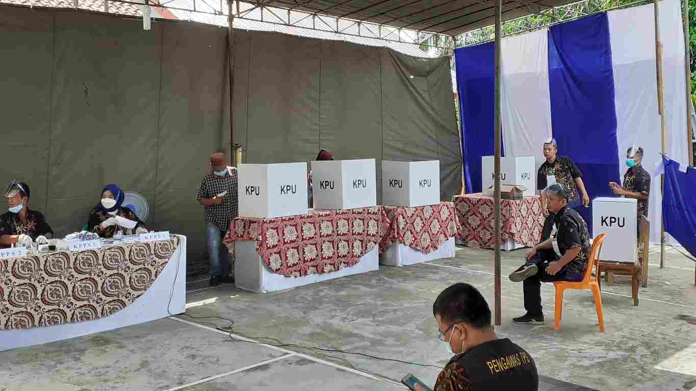 Pemungutan suara di TPS 19 Desa Mendalo Darat 
