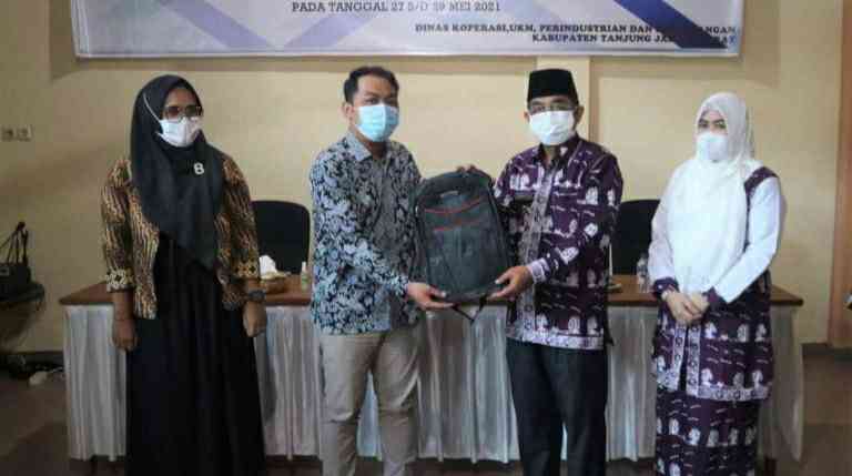 Anwar Sadat saat buka pelatihan batik