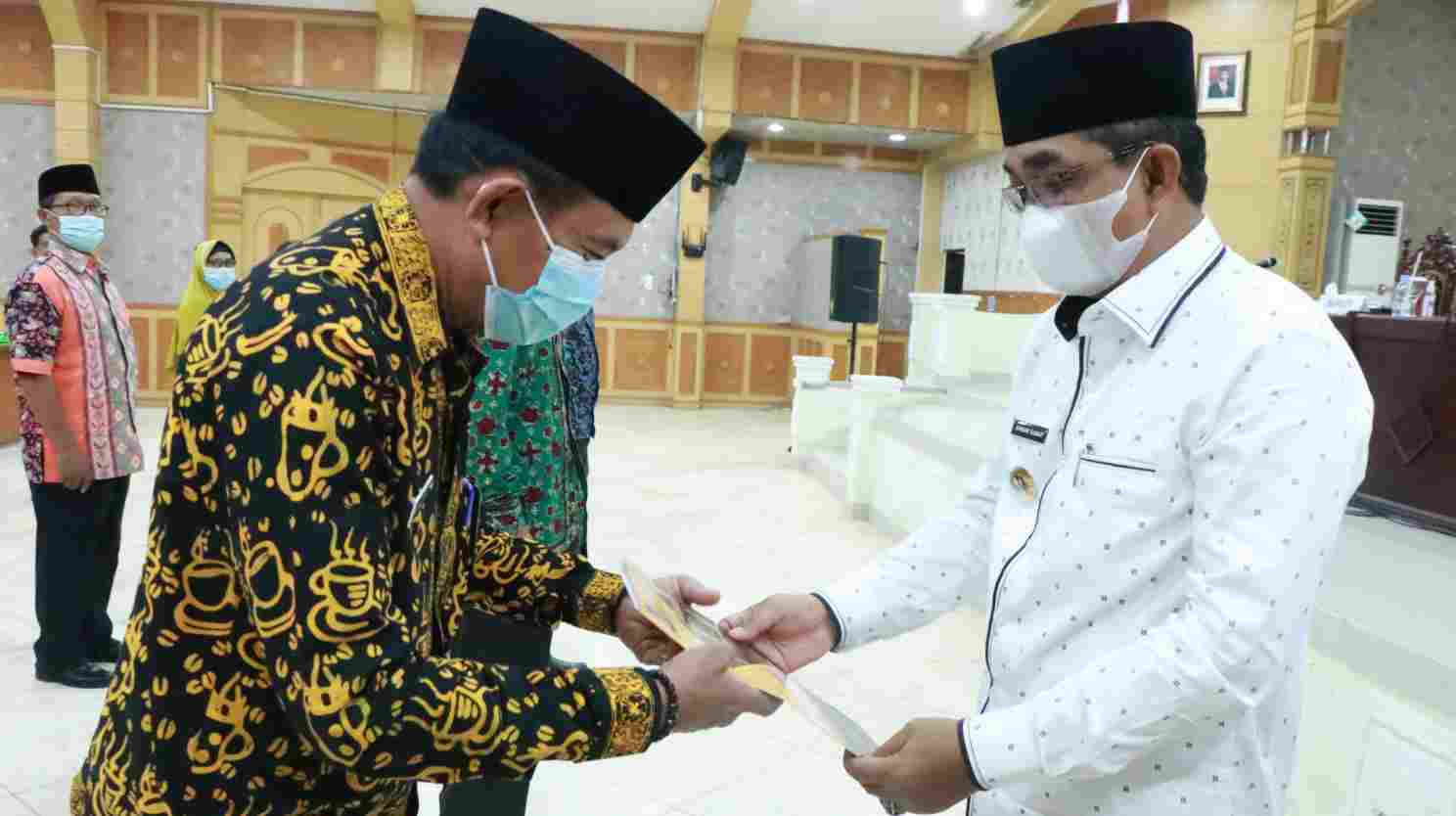Anwar Sadat saat serahkan SK pensiun PNS Tanjab Barat 