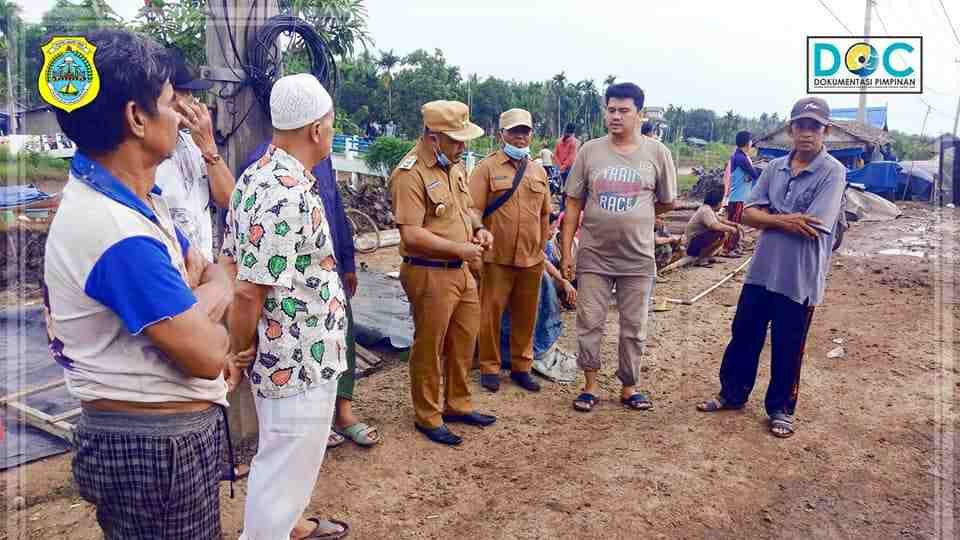 Wabup Robby saat tinjau korban kebakaran di Desa Sungai Jambat