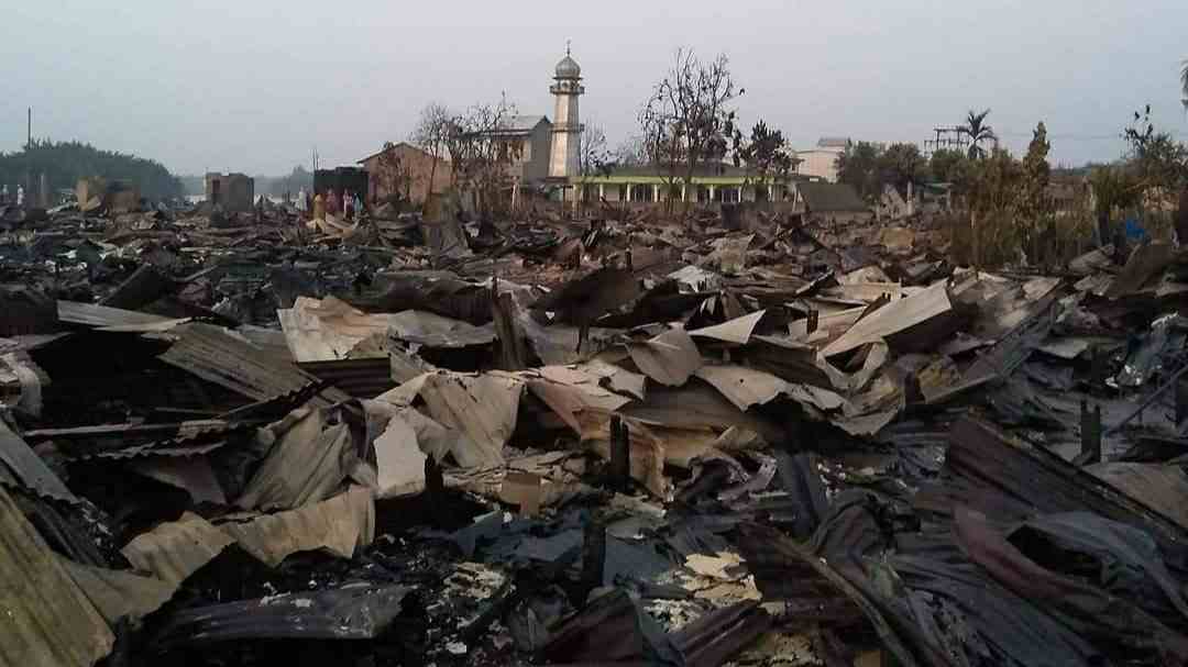 Musholla At-Taqwa yang berdiri kokoh di tengah ratusan rumah yang terbakar di Desa Mendahara Tengah