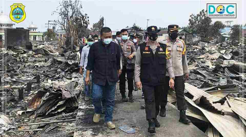 Romi Hariyanto saat dampingi Kapolda Jambi meninjau kebakaran di Desa Mendahara Tengah