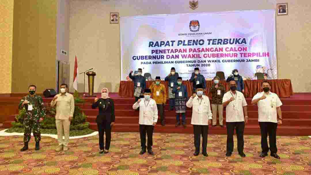 Pj Gubernur Jambi saat hadiri pleno penetapan Al Haris-Abdullah Sani