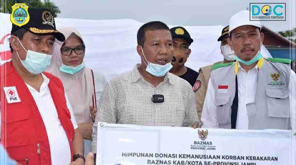 Romi Hariyanto saat dampingi HBA menyalurkan bantuan korban kebakaran di Mendahara Tengah