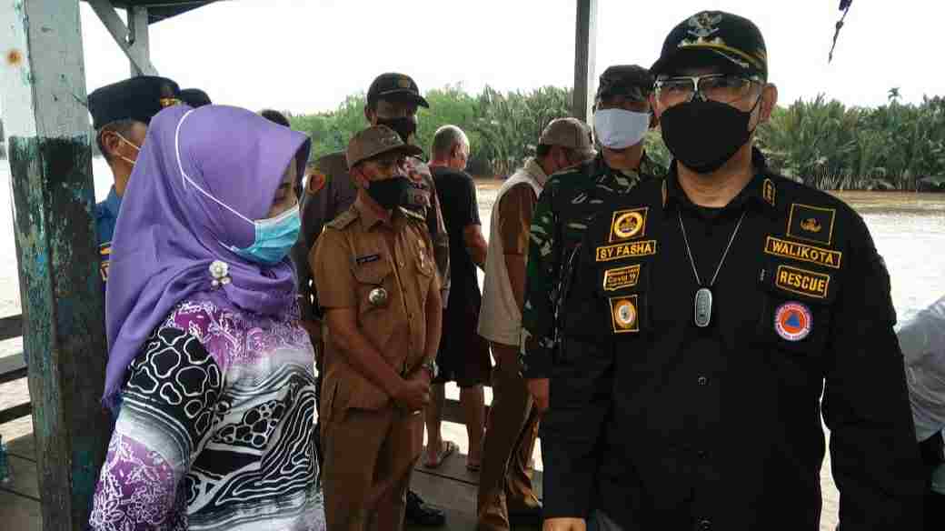 Fasha saat salurkan bantuan untuk korban kebakaran di Desa Mendahara Tengah 