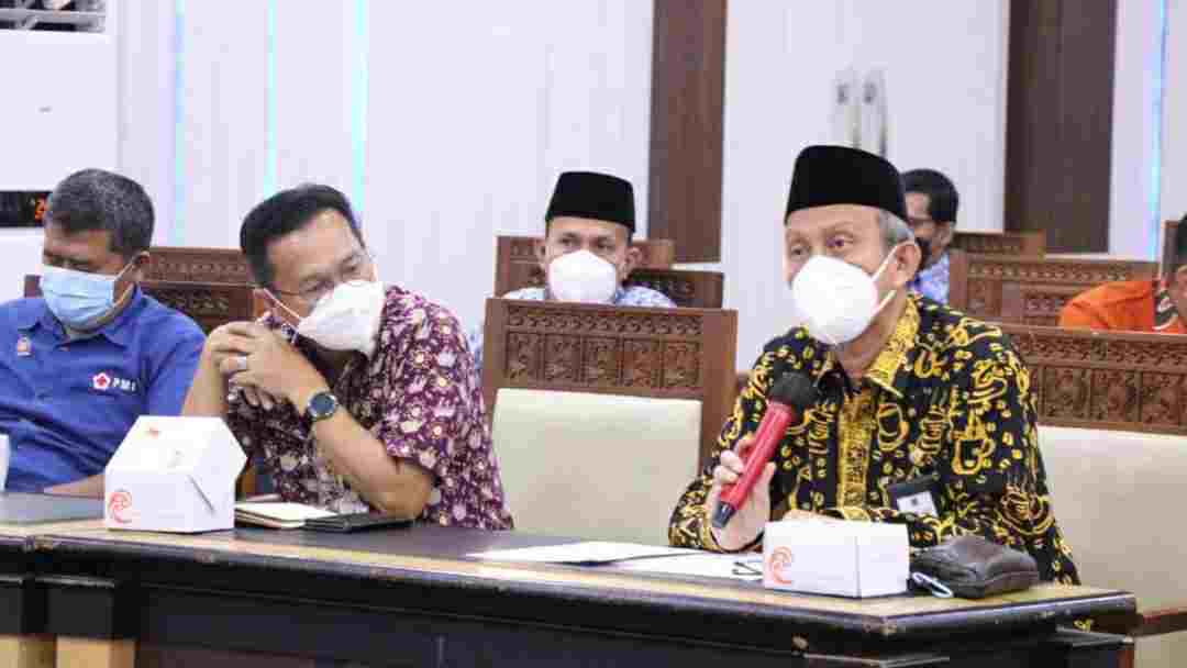 Sekda Agus Sanusi saat mengikuti rapat evaluasi penanganan Covid-19 