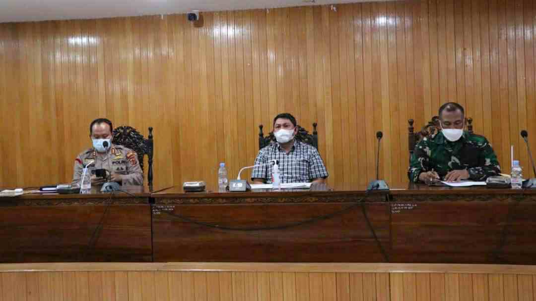 Wabup Hairan saat rapat bersama Tim Satgas Covid-19 Kabupaten Tanjab Barat 