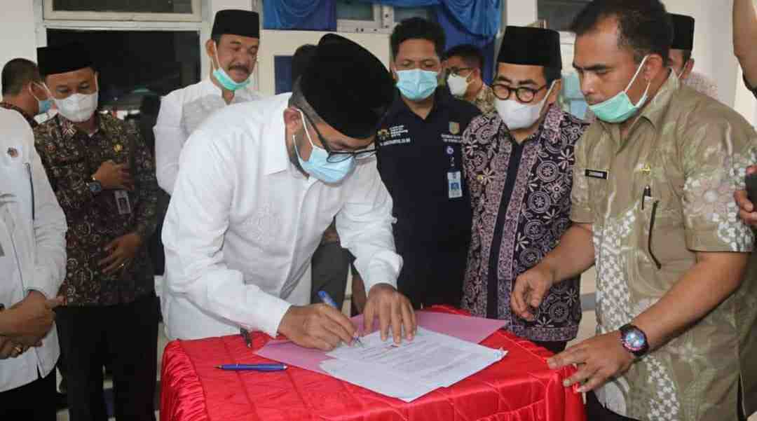 Sekda Sudirman saat serah terima aset Pemkot Sungai Penuh oleh Pemkab Kerinci