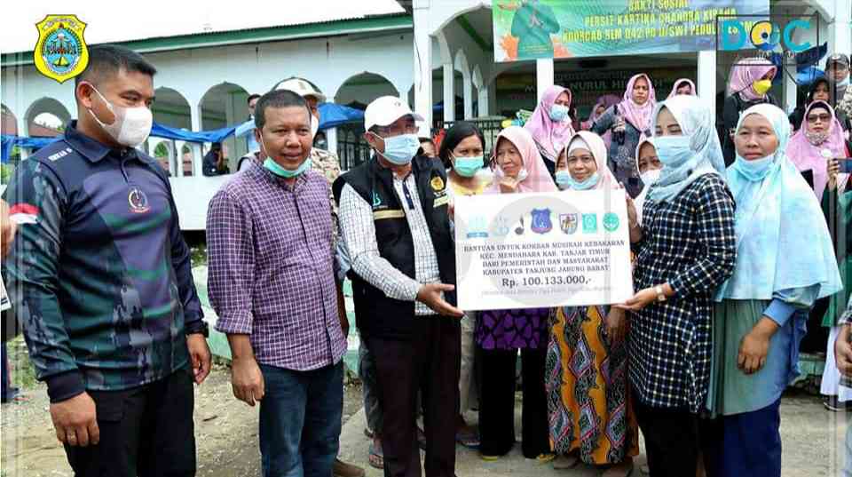 Romi saat dampingi Anwar Sadat salurkan bantuan korban kebakaran di Mendahara Tengah
