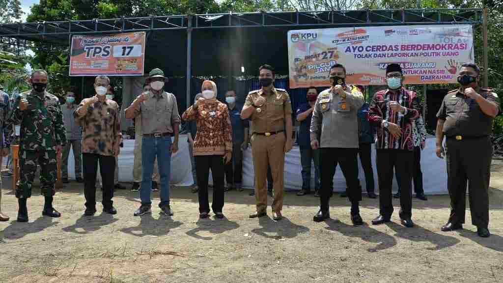 Pj Gubernur Jambi saat tinjau pelaksanaan PSU Pilgub Jambi