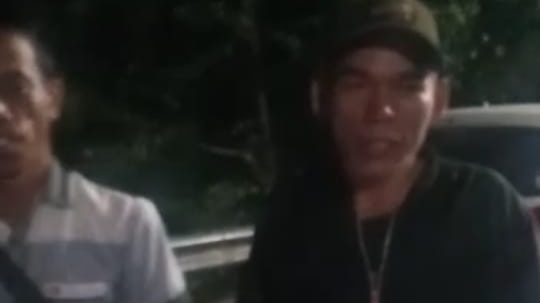 Allen (kanan) salah satu tokoh pemuda Pulau Pandan