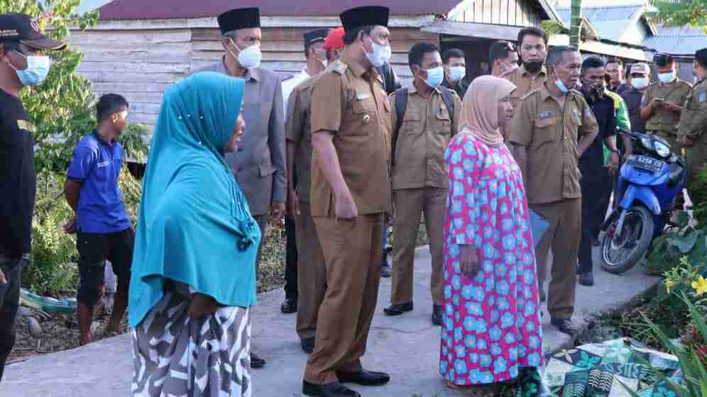 Wabup Hairan saat tinjau longsor di Parit Deli