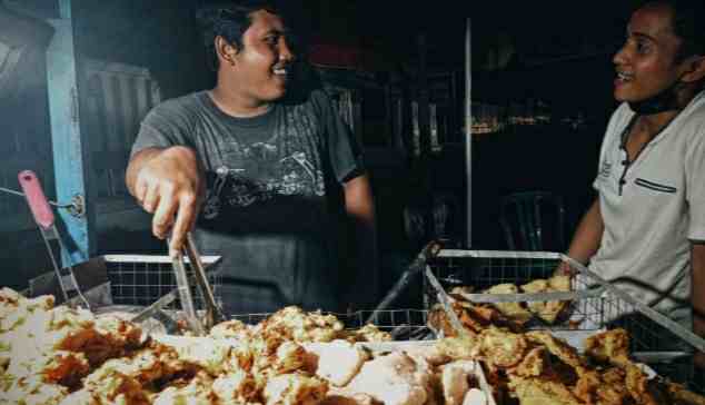 Raja Tondi (20) penjual gorengan saat melakukan wawancara