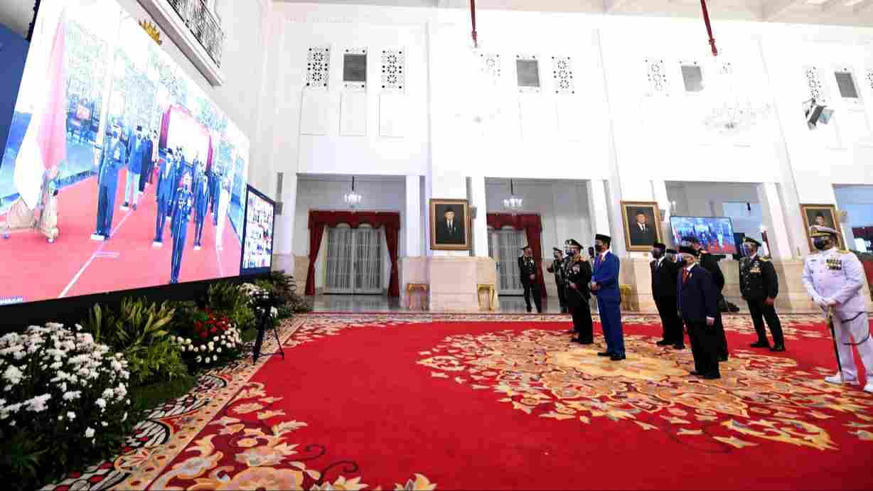 Presiden Jokowi berdialog dengan jajaran Polri setelah Upacara Peringatan HUT Bhayangkara ke 75