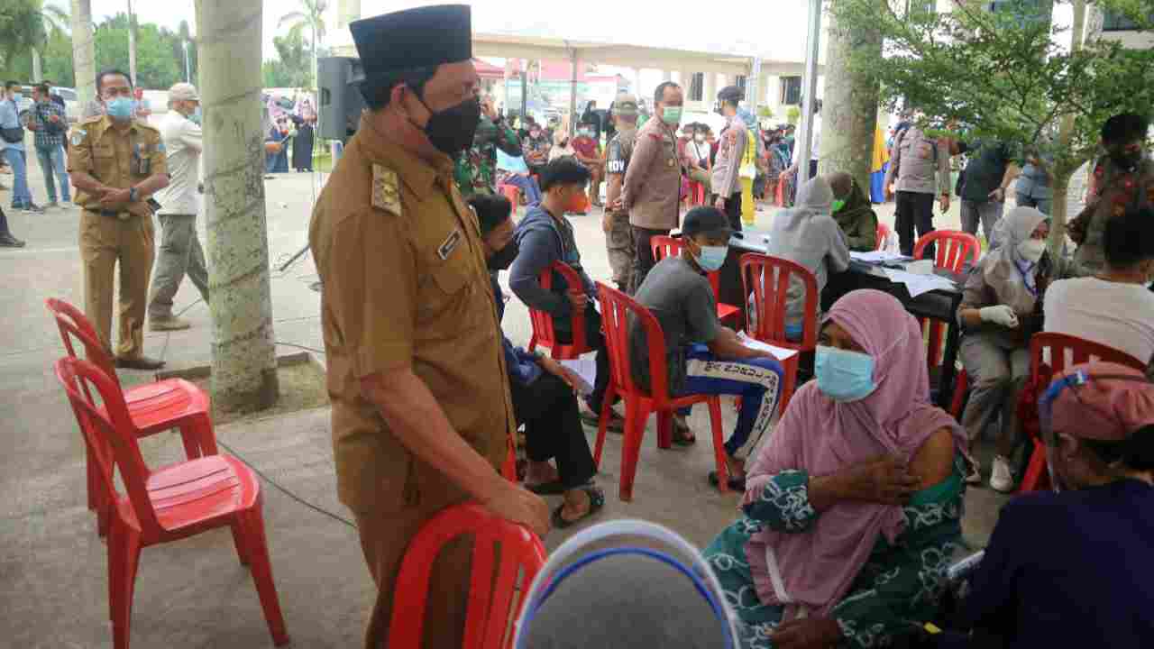 Wabup Hairan saat tinjau pelaksanaan vaksinasi Covid-19 