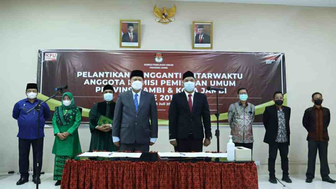 Pelantikan Suparmin (kiri) oleh KPU RI