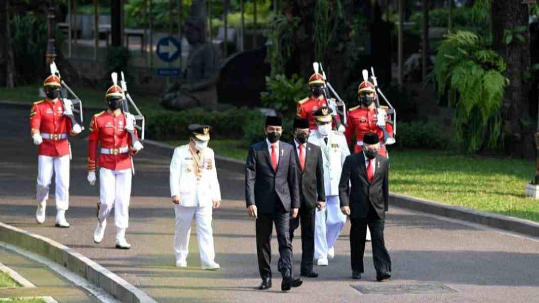 Presiden Jokowi didampingi Wapres Ma'ruf Amin saat lantik Al Haris-Abdullah Sani 