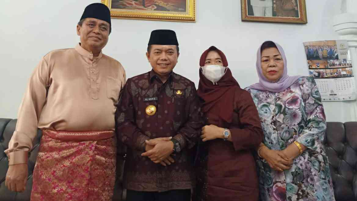 Al Haris beserta istri bersama HBA