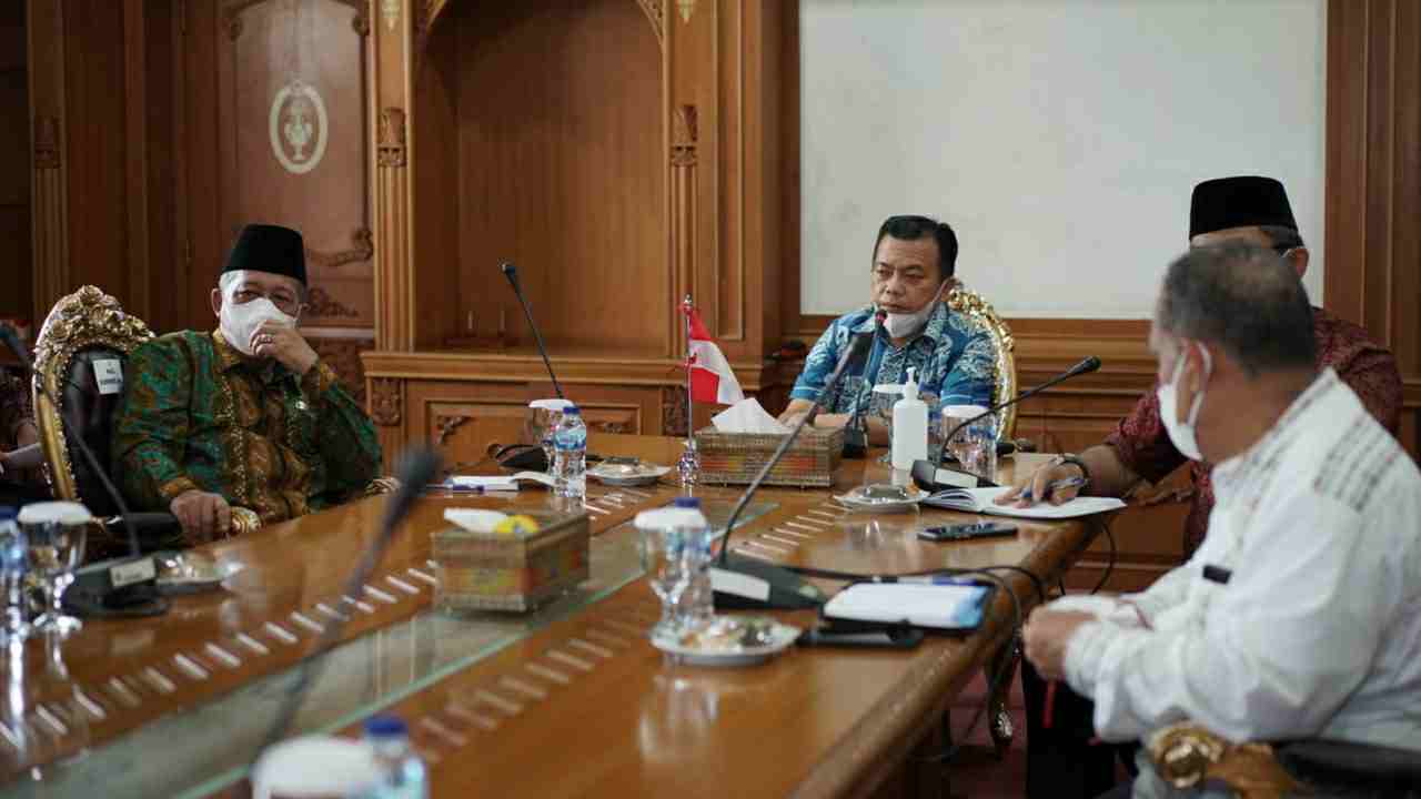 Al Haris saat memimpin rapat penanganan Covid-19