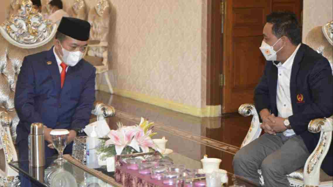 Al Haris (kiri) dan Budi Setiawan