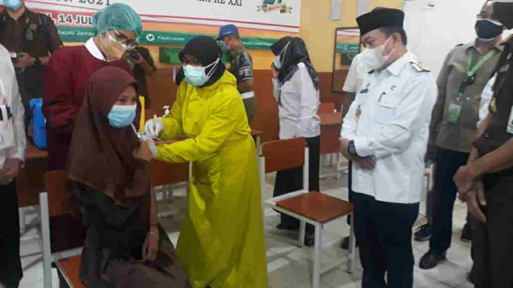 Al Haris saat tinjau vaksinasi anak remaj di SMA Adhiyaksa Kota Jambi