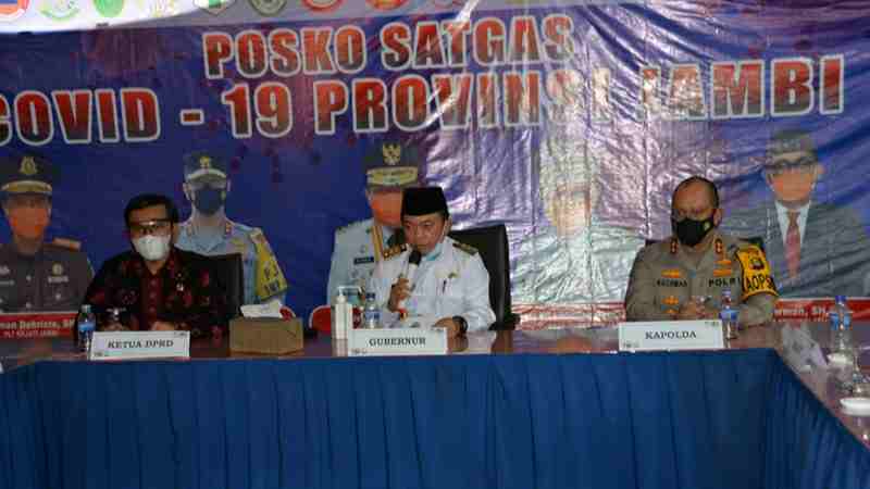 Al Haris saat pimpin rapat percepatan penanganan Covid-19 di Provinsi Jambi