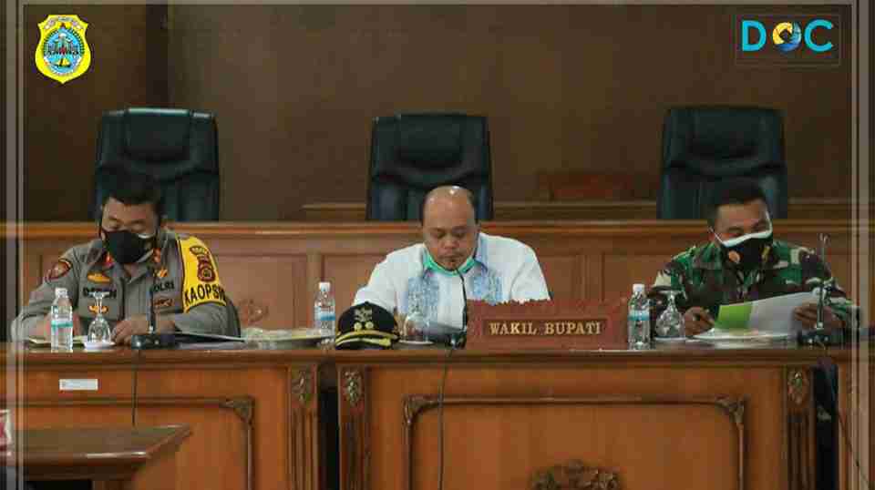 Wabup Robby saat pimpin mediasi warga Desa Merabu dan PT MAI