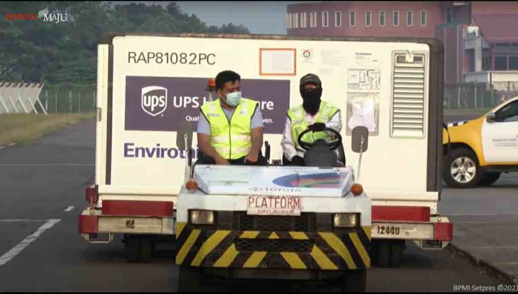 Kedatangan satu juta dosis vaksin AstraZeneca dalam bentuk jadi, melalui Bandar Udara Soekarno Hatta